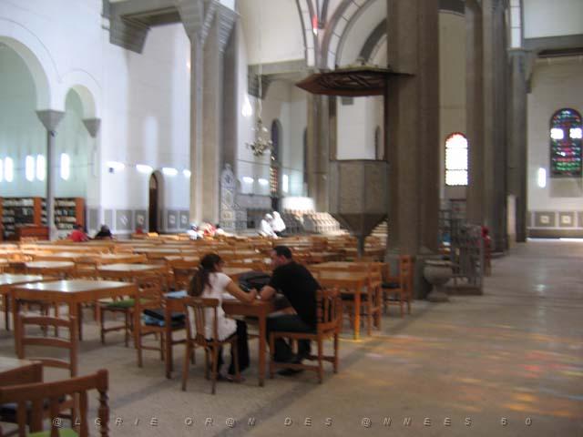 VOYAGE ORAN SEPTEMBRE 2006 88 12 sept. 06 - aprem - CATHEDRALE DEVENUE BIBLIOTHEQUE LES TABLES.JPG